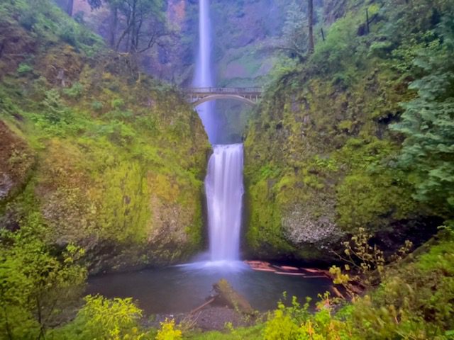 Multnomah Falls is one of the best waterfalls in Oregon